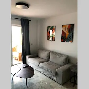 Cozy 2 Bedroom Apartment. Parking Included. Apartamento